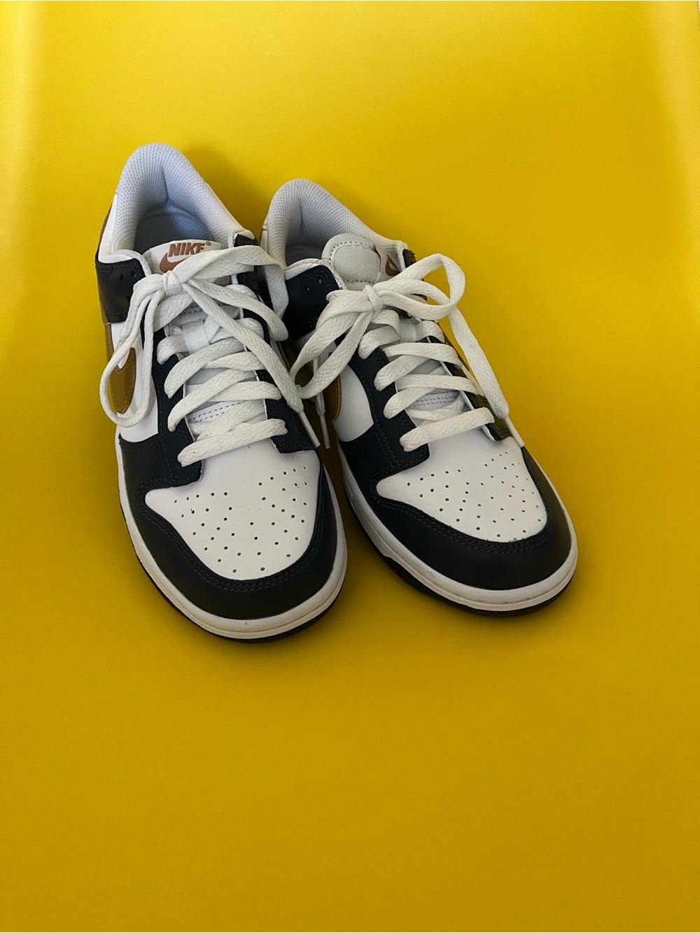 Nike boys Low-Top Sneakers — White, Blue & Brown Accent